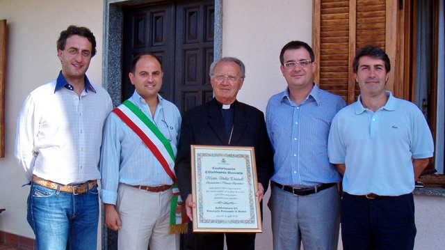 La consegna della cittadinanza nel 2008 davanti alla casa buschese del Monsignore, in via Risorgimento